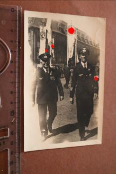 altes Foto - zwei Offiziere Kyffhäuserbund ? bei Feierlichkeit - Fahnen